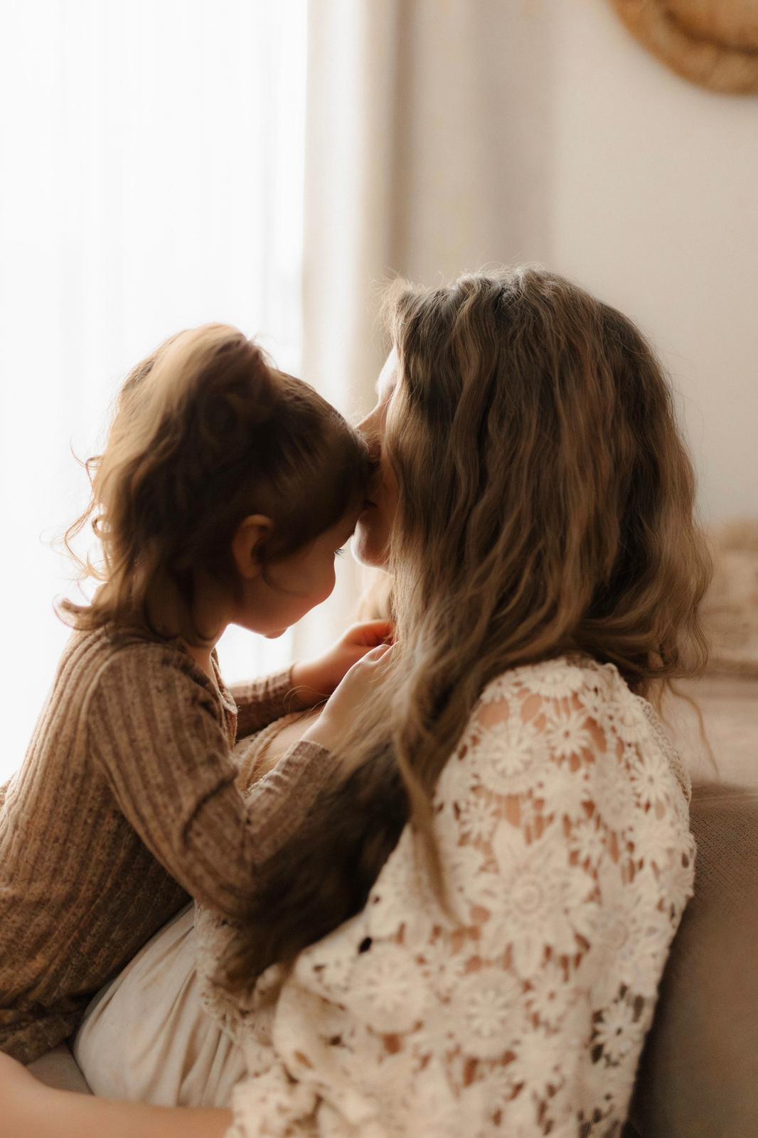 Mutter und Kind Stirn an Stirn – inniger Moment