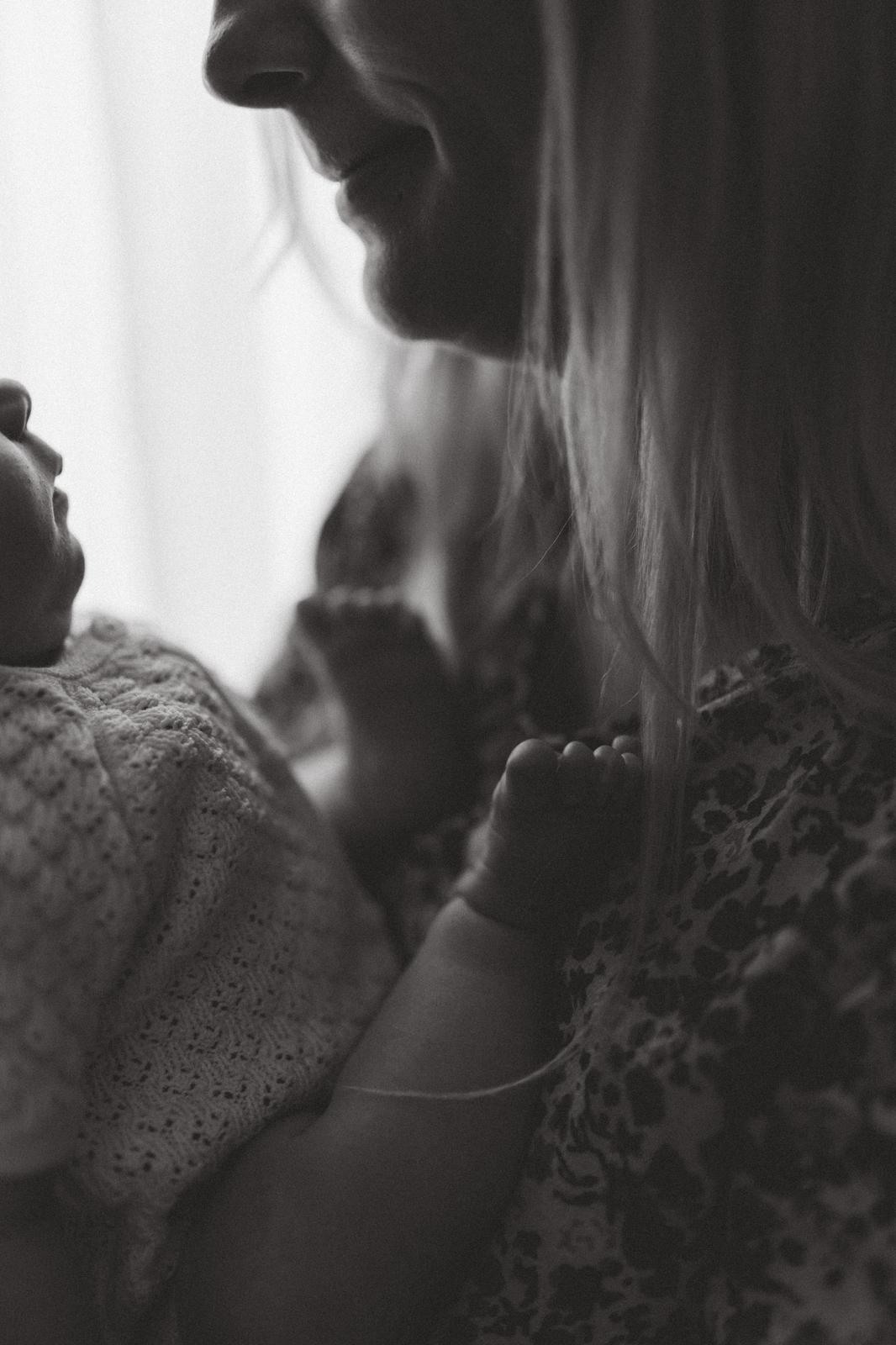 Mutter mit Neugeborenem – emotionale Schwarz-Weiß-Aufnahme