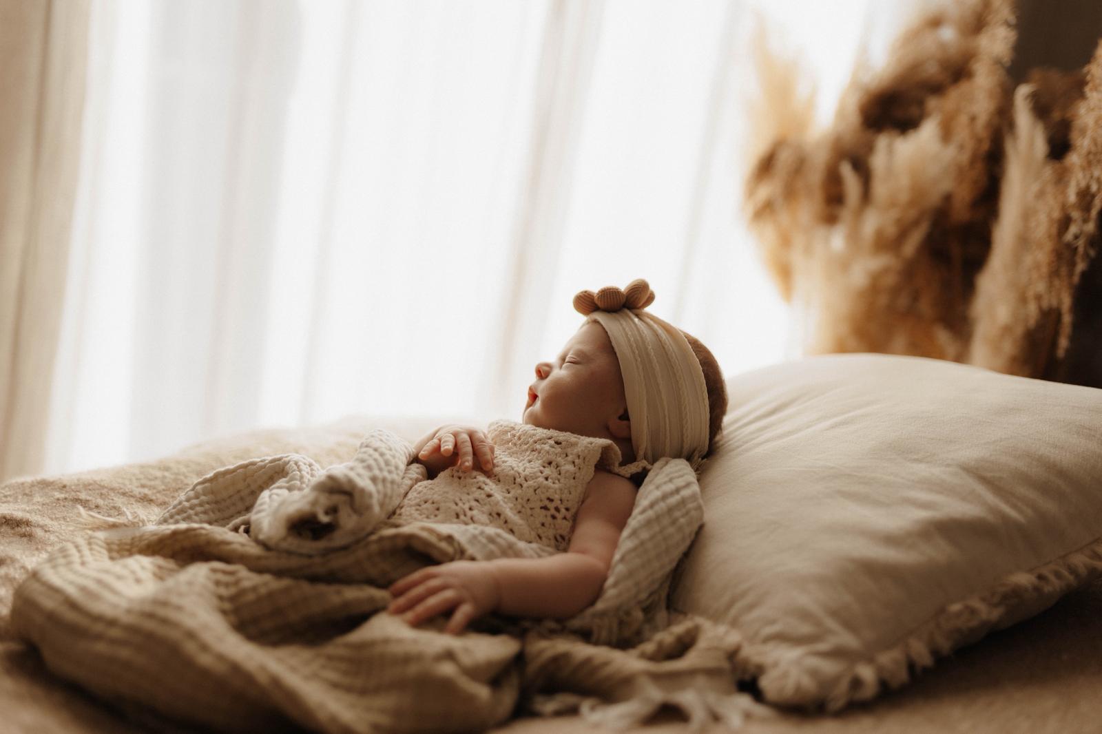 Friedlich schlafendes Neugeborenes mit süßem Mützchen